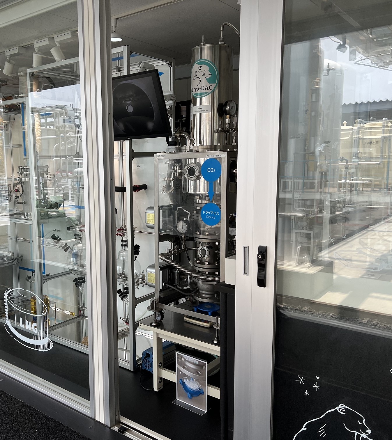 弊社が製作協力したCO2固化回収装置が大阪・関西万博に展示されてい